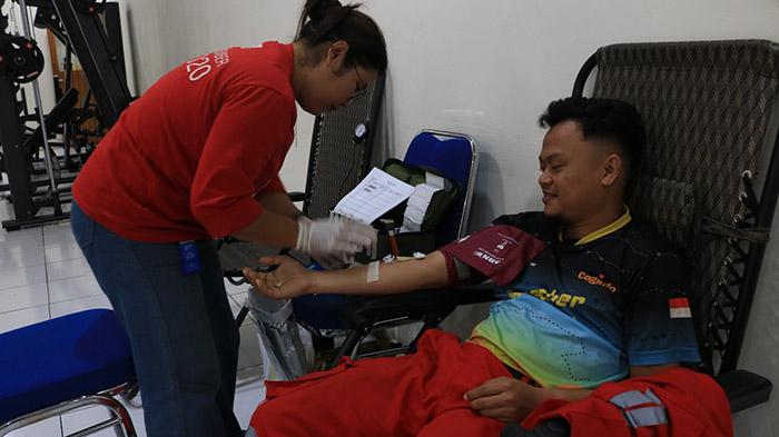Suasana-donor-darah-di-Aula-Kantor-PLN-IP-UBP-Sanggau-di-Desa-Sungai-Batu.jpg