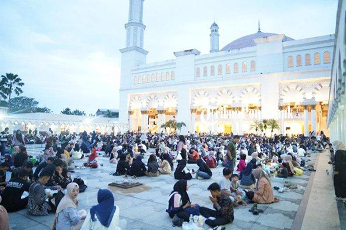 Suasana-jelang-buka-puasa-di-Halaman-Masjid-Raya-Mujahidin.jpg