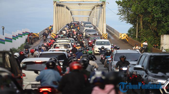 Suasana-kemacetan-di-Jembatan-Kapuas-I-Kota-Pontianak-pada-Rabu-7-Desember-2022-sore.jpg