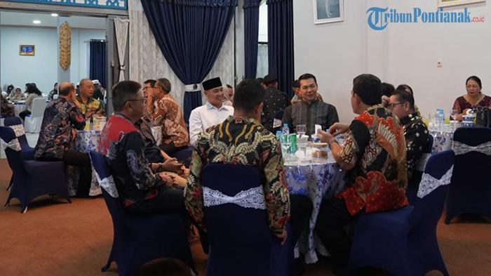 Suasana-lebaran-pertama-khusus-dikalangan-Pejabat-lingkungan-Kabupaten-Kapuas-Hulu.jpg