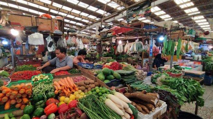 Suasana-pedagang-bahan-pangan-di-Pasar-Koja-Baru.jpg