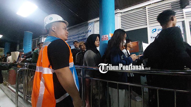 Ribuan Penumpang Kapal Padati Pelabuhan Dwikora Pontianak untuk Mudik ke Kampung Halaman