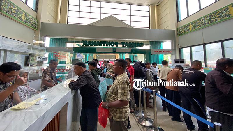 Suasana-warga-yang-mengantre2342.jpg