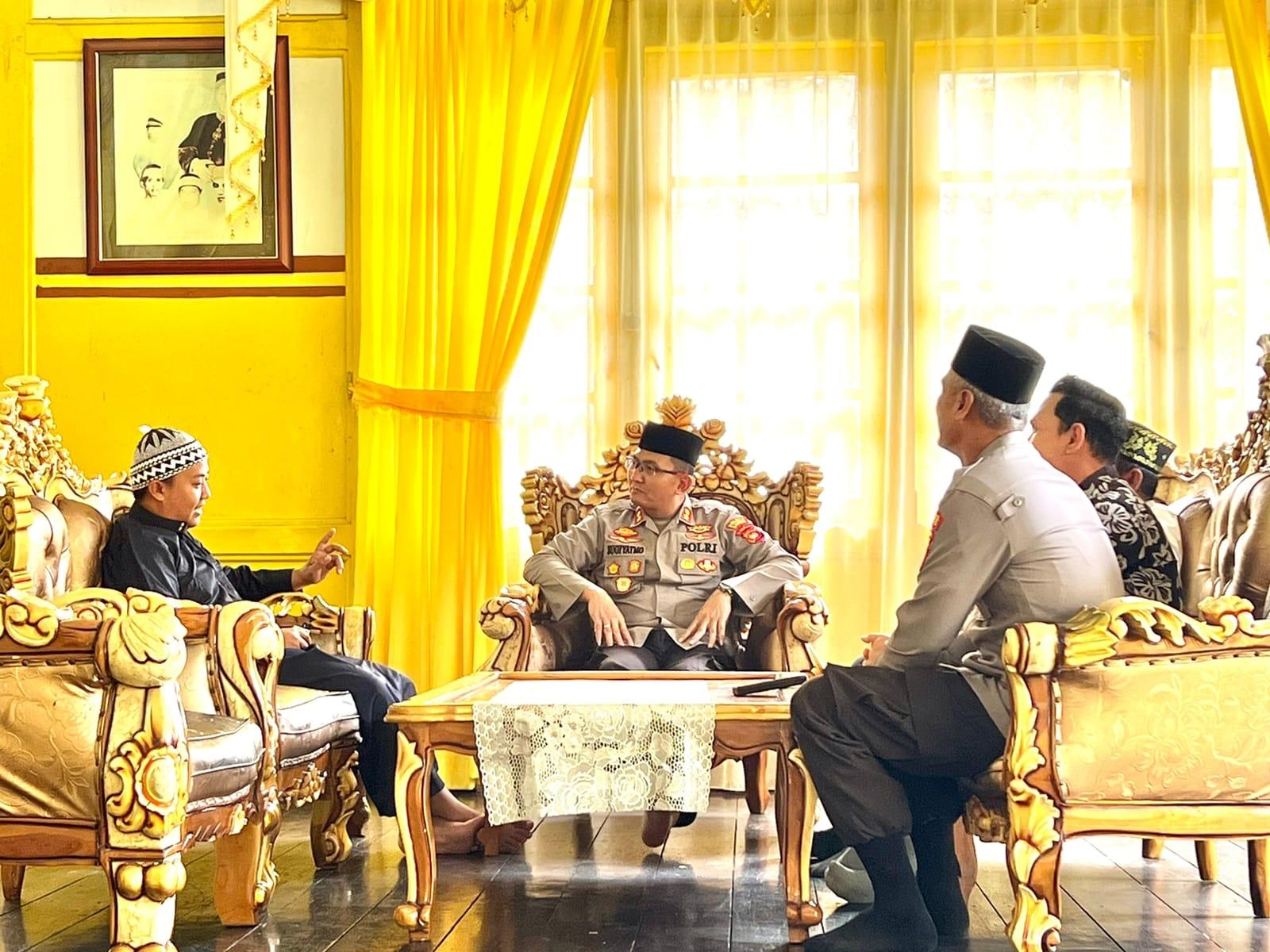 Kapolres Sambas Silaturahmi dan Jumat Curhat di Istana Alwatzikoebillah Sambas