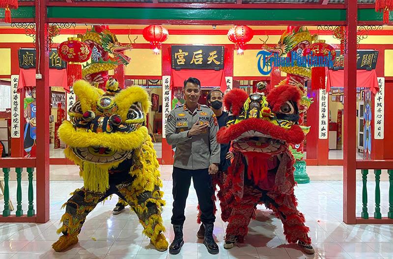 Kapolres Kayong Utara Polda Kalbar Kunjungi Warga Tionghoa Yang Rayakan Imlek