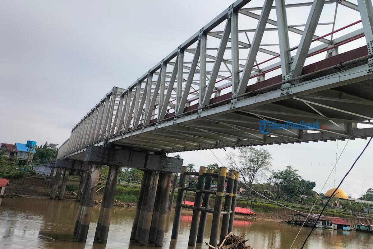 Sungai-Kapuas-yang-berada-di-wilayah-Putussibau-Kabupaten.jpg