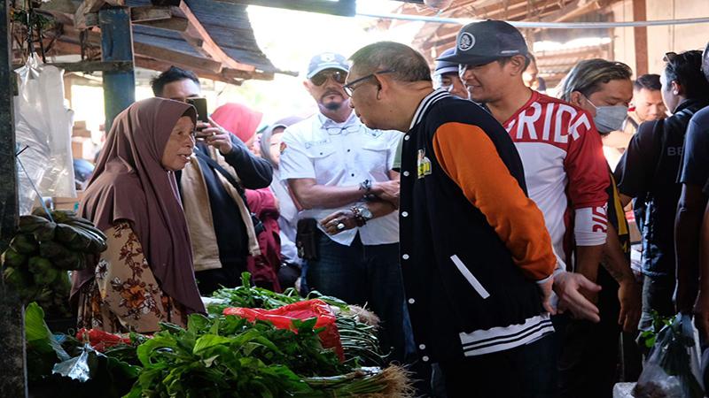 Blusukan di Pasar Pagi Sambas, Calon Gubernur Kalbar 01 Sutarmidji Tampung Aspirasi Warga