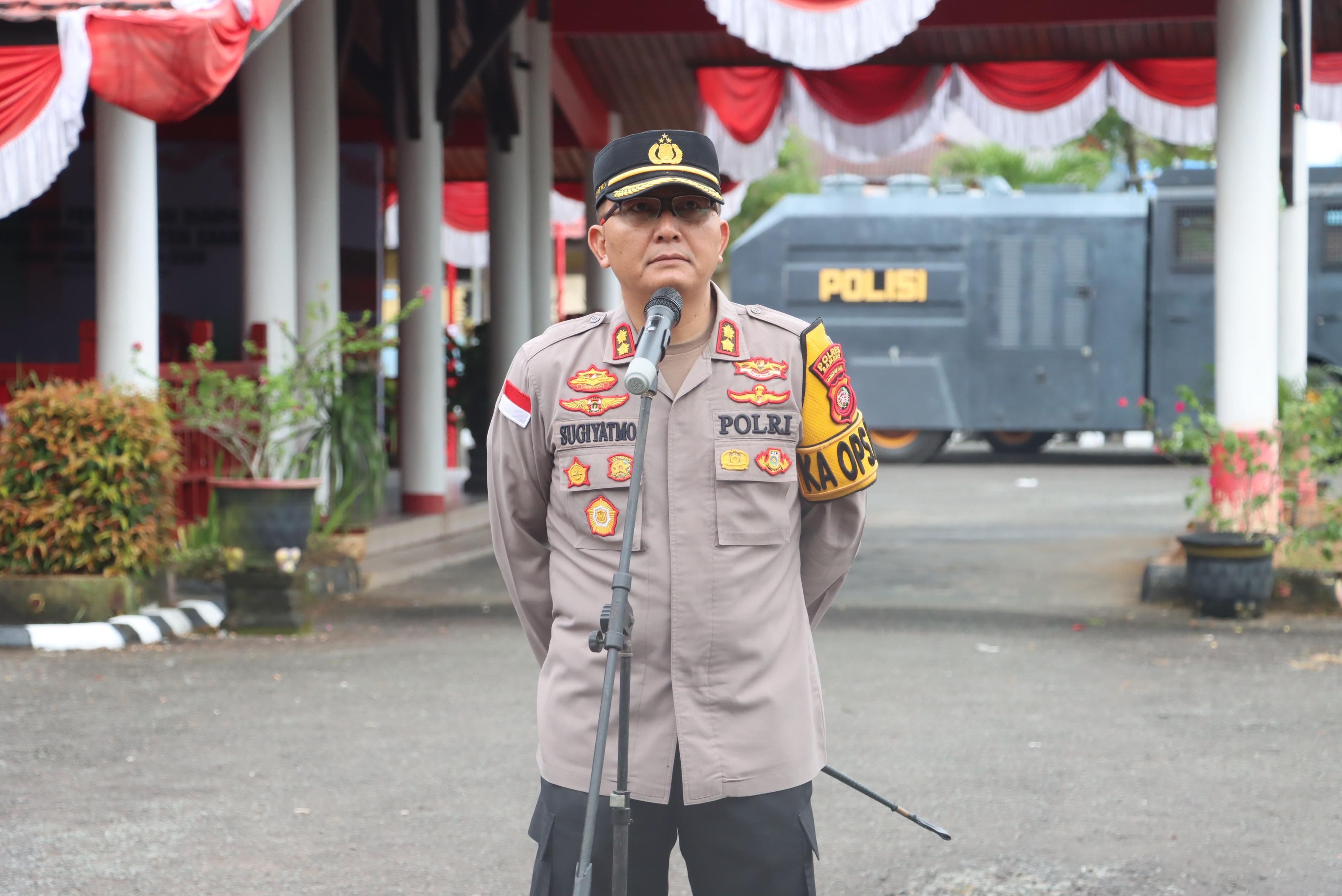 Personel Polres dan Brimob Lakukan Pengamanan Pelantikan DPRD Sambas