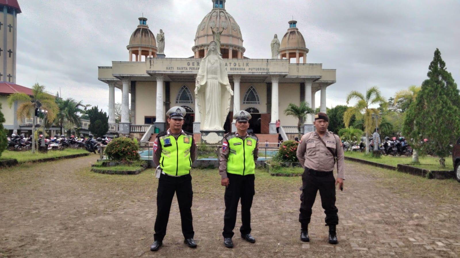 TIGA-Polisi-jaga-gereja.jpg