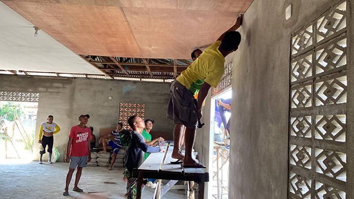 Satgas TMMD dan Warga Rehab Masjid Ar-Rahman Desa Mekar Jaya Sambas