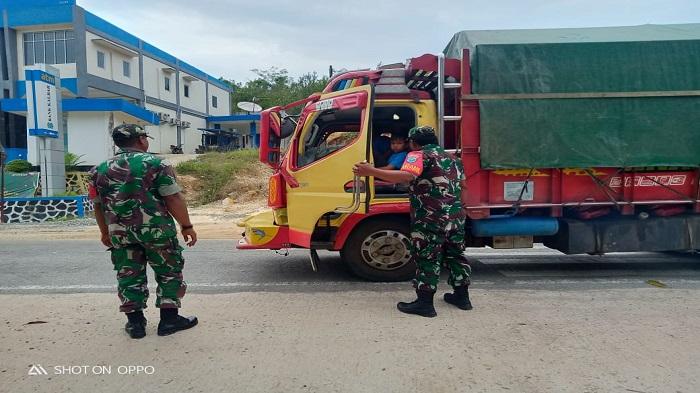 TNI-dan-Polri-di-Silat-Hilir-saat-melakukan-pemeriksaan-setiap.jpg