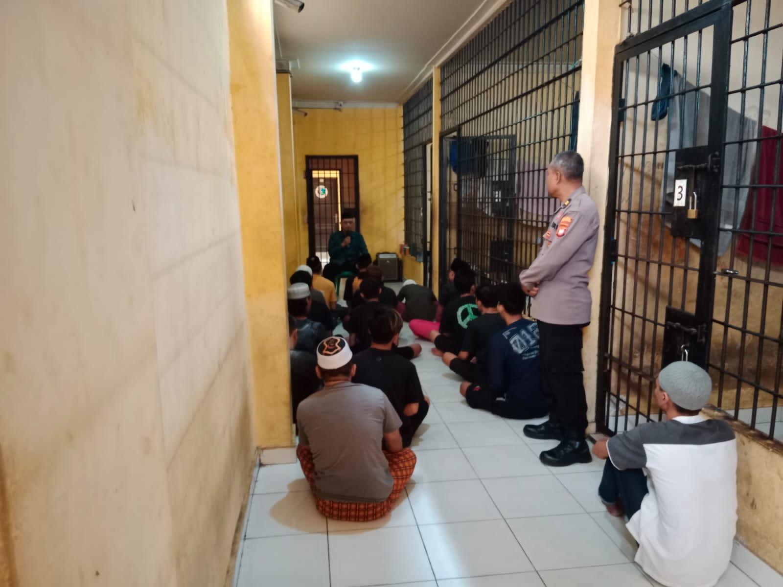 Sat Tahti Polres Singkawang Datangkan Penceramah Beri Siraman Rohani kepada Para Warga Binaan