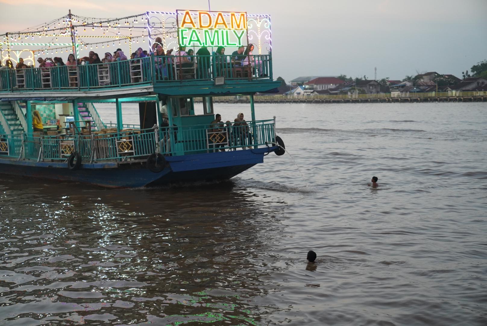 Kisah Bocah Pontianak Rela Terjun ke Sungai Kapuas Demi Uang Lemparan Penumpang Kapal - Tribunpontianak.co.id