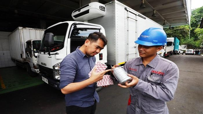 Tampak-mekanik-Isuzu-Astra-Motor-Indonesia-IAMI-serius-dan-fokus-melakukan-service.jpg