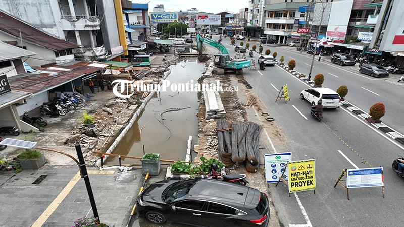Tampak-pekerja-sedang-melakukan-proses-pembangunan-trotoar-1.jpg<pf>Tampak-pekerja-sedang-melakukan-proses-pembangunan-trotoar-2.jpg<pf>Tampak-pekerja-sedang-melakukan-proses-pembangunan-trotoar-3.jpg<pf>Tampak-pekerja-sedang-melakukan-proses-pembangunan-trotoar-4.jpg