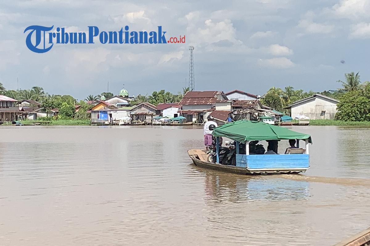 Tampak-sebuah-kapal-kayu-bermotor-menyeberangi-sungai-kapuas.jpg