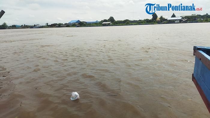 Tampak-sekantong-sampah-yang-mengapung-di-sungai-kapuas235rewfr.jpg
