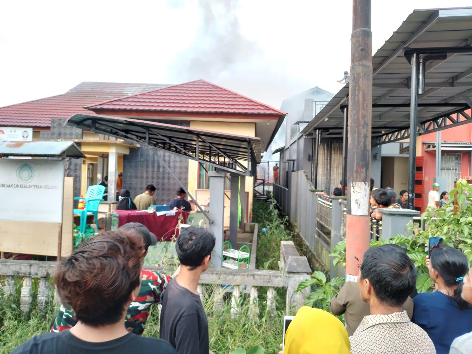 Kronologi Kebakaran Hebat Satu Rumah di Makrampai Sambas hingga Merembet ke Kantor Desa