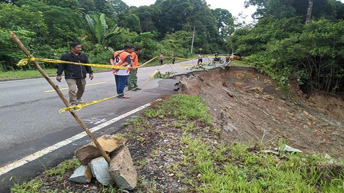 Tanah-longsor-yang-sudah-menggerus-ruas-jalan-nasional-234wedf.jpg