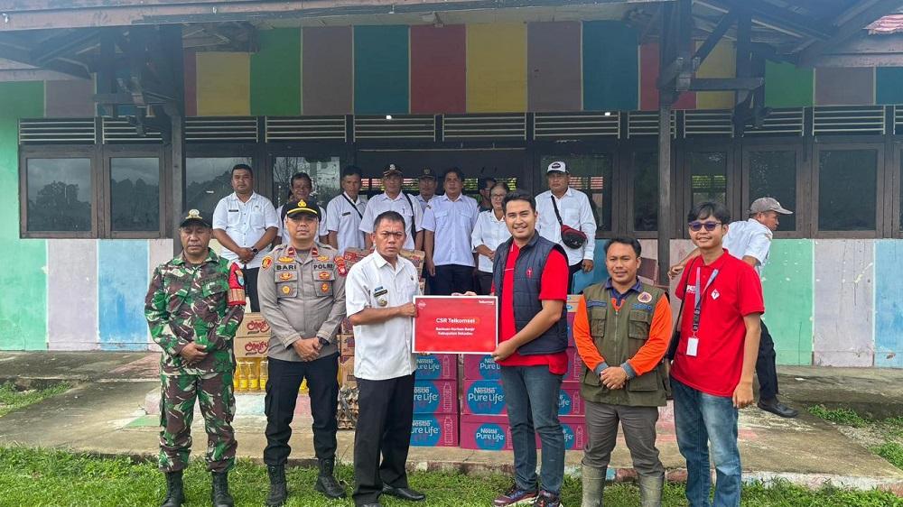 Telkomsel-bantu-korban-banjir-sekadau.jpg