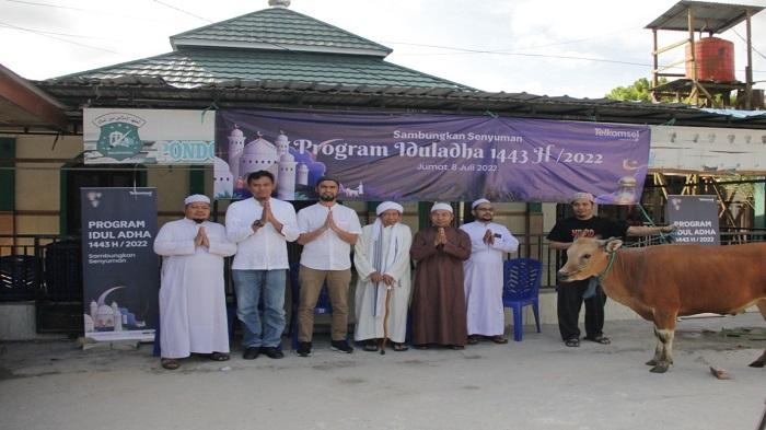 Telkomsel-menyalurkan-bantuan-738-ekor-hewan-kurban.jpg