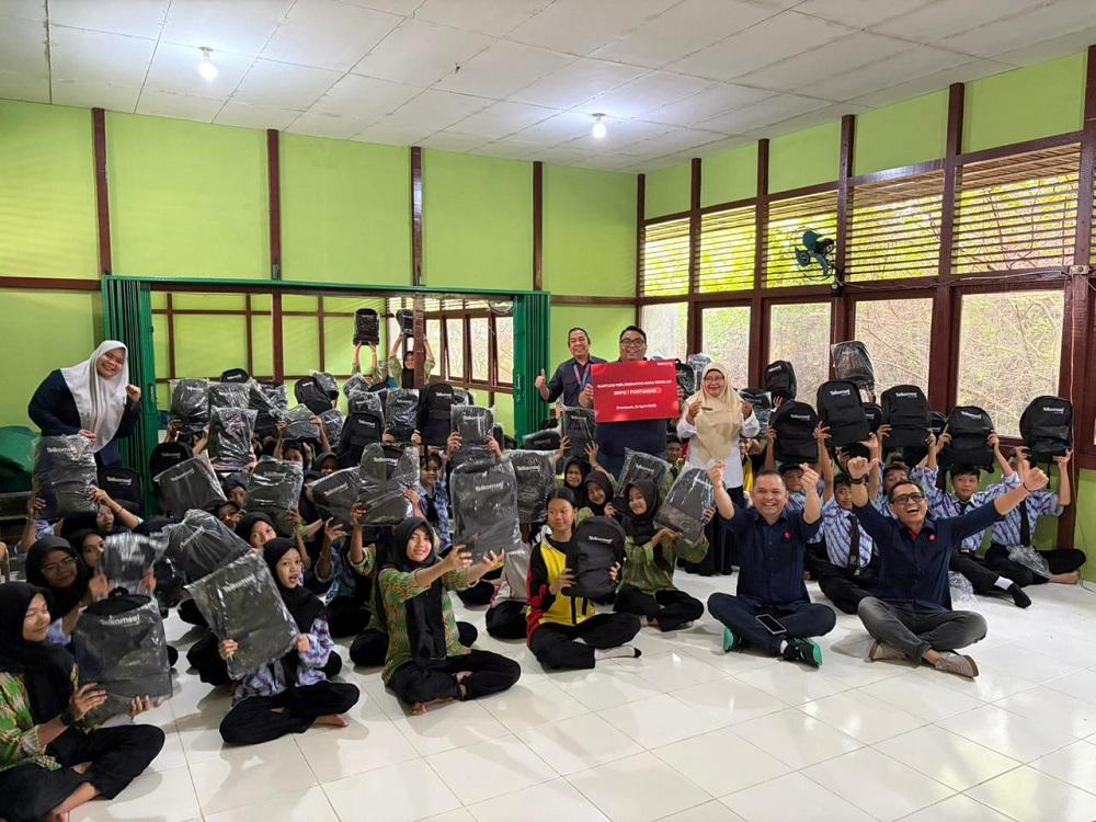 Telkomsel-menyerahkan-bantuan-perlengkapan-sekolah.jpg