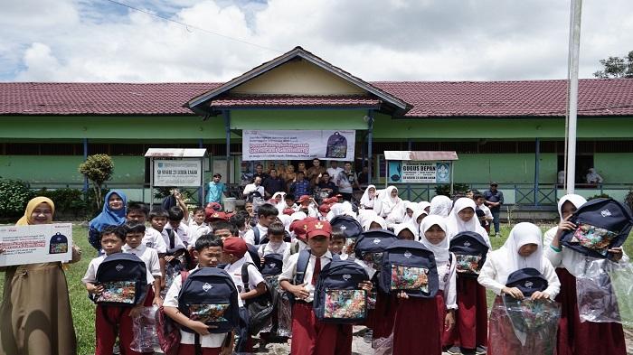 Telkomsel Salurkan Ribuan Tas Sekolah Termasuk di Sambas, Hasil Tukar Telkomsel Poin dan uCoin by.U