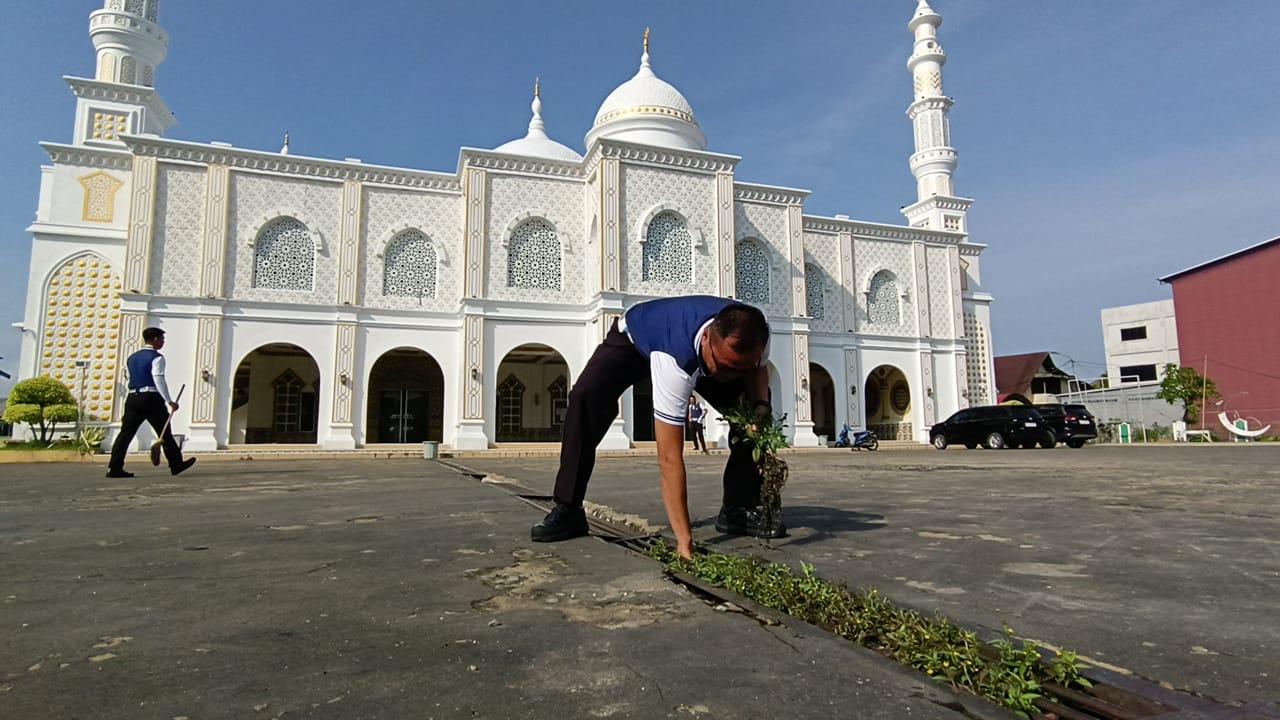 Hari Lalu Lintas Bhayangkara ke-69, Satlantas Polres Sambas Gelar Bakti Sosial & Salurkan Air Bersih