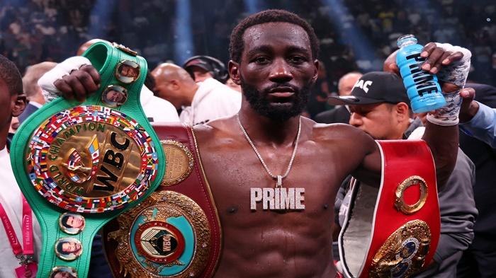Terrence-Crawford-merayakan-dengan-sabuk-juara.jpg