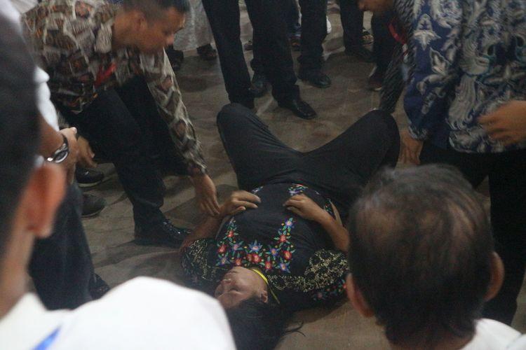 Terungkap-Alasan-Aksi-Nekat-Wanita-Lempar-Sendal-dan-Siram-Air-ke-Presiden-Jokowi.jpg