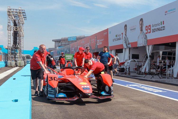 Tim-Mahindra-Racing-bersiap-menuju-sesi-FP1-Formula-E.jpg