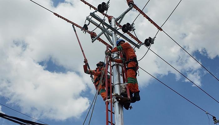 Tim-Pekerjaan-Dalam-Keadaan-Bertegangan-PDKB-PLN-UID-Kalbar-ketika-sedang-bekerja.jpg