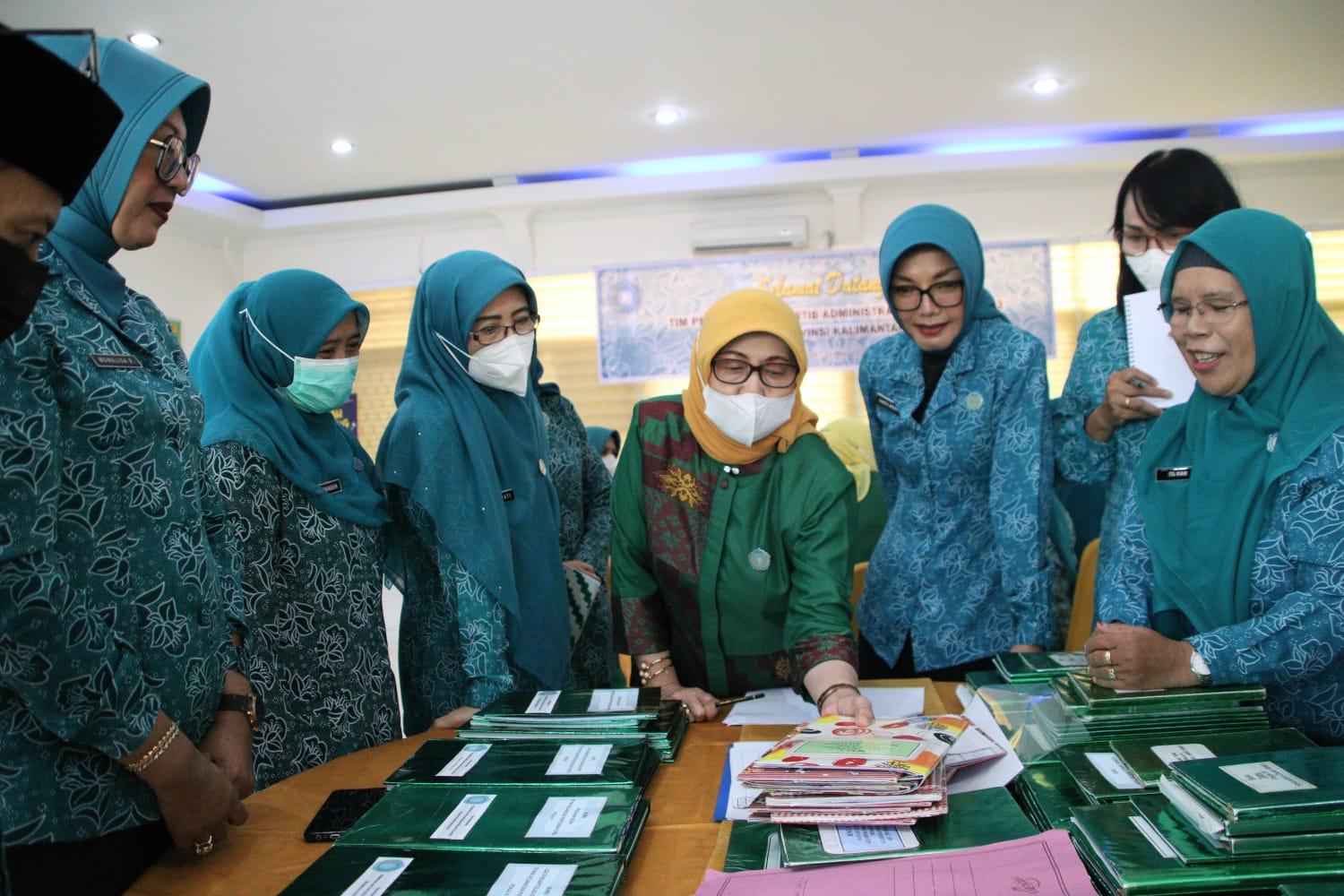 Tim-Penggerak-TP-PKK-Provinsi-Kalbar-melakukan-penilaian-berkas-berkas.jpg