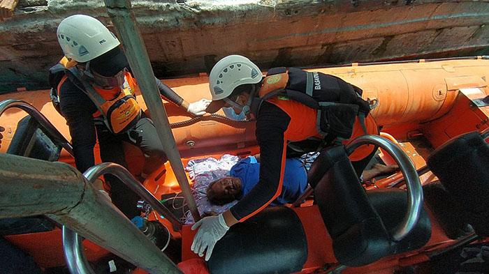 2 ABK Terhirup Gas Freon di Perairan Tanjung Bayung, SAR Gabungan Lakukan Evakuasi