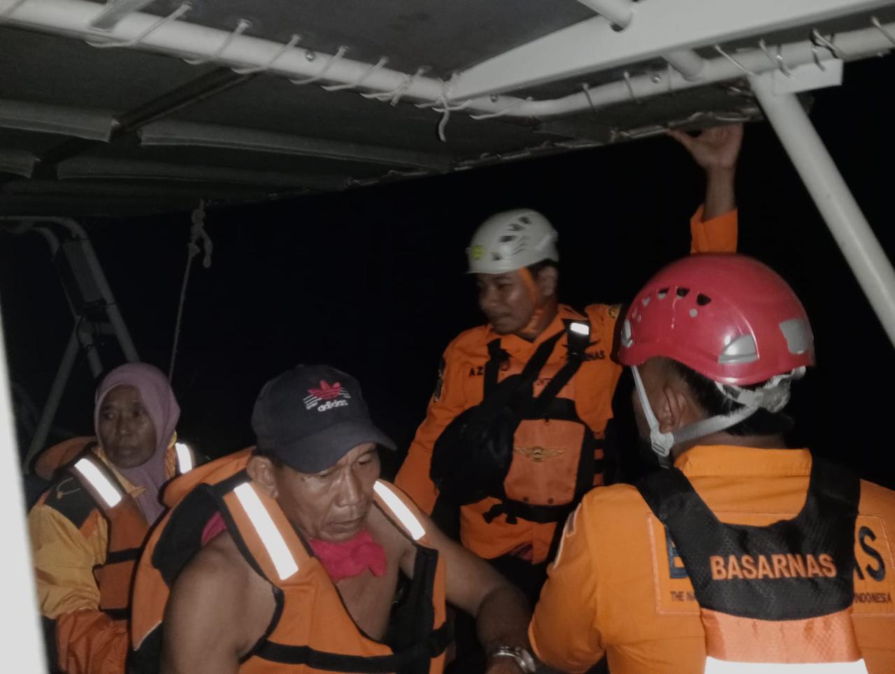 Tim-SAR-gabungan-mengevakuasi-para-penumpang-perahu-motor-yang-tenggelam.jpg