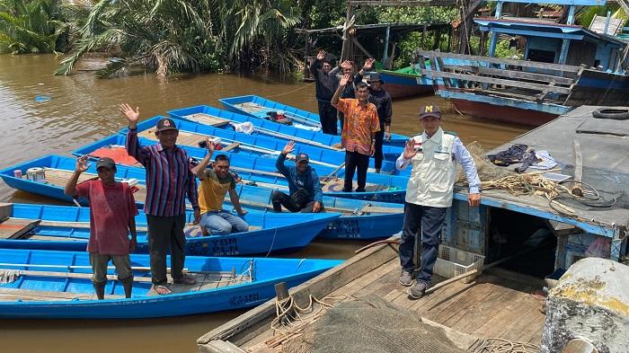 Momen HLN ke 79, YBM PLN Berikan 9 Perahu Cahaya Bagi Nelayan Pesisir Sungai Kakap