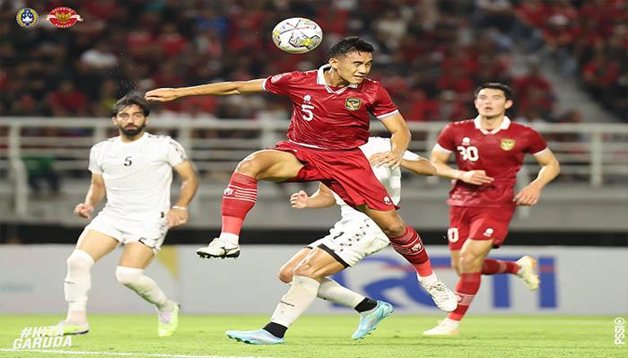 Timnas-Indonesia-saat-menyundul-bola235222.jpg