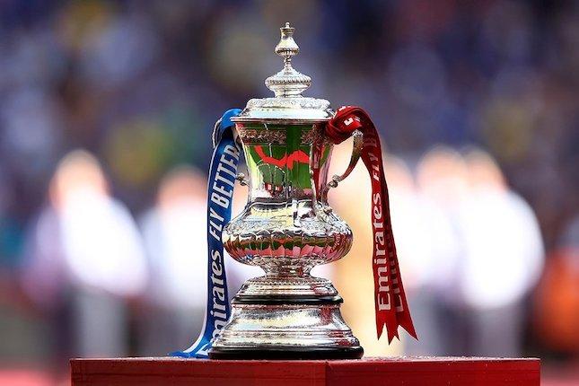 Trofi-Piala-FA-atau-FA-Cup-yang-merupakan-kompetisi-sepak-bola-tertua-di-Inggris.jpg