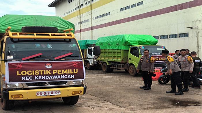 Truk-yang-mengangkut-logistik-kebutuhan-Pemilu-di-Kabupaten-Ketapang234.jpg