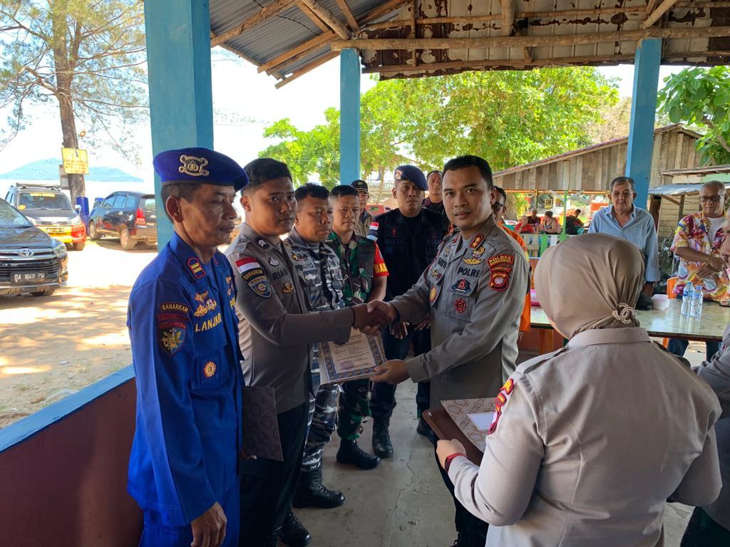 Berhasil Temukan Korban Tenggelam, Kapolres Bengkayang Berikan Penghargaan Personel Polri dan Warga