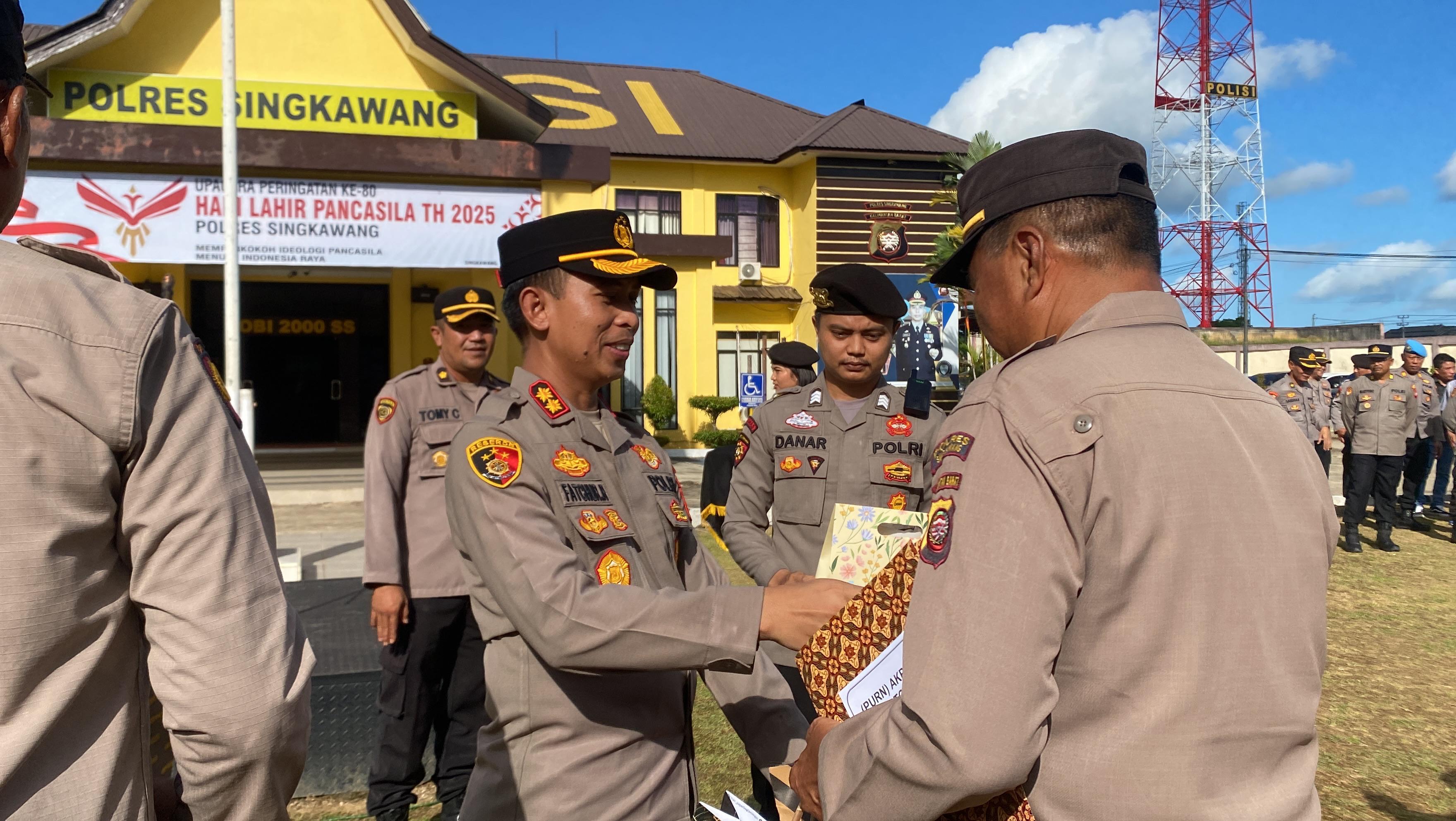 Kapolres Singkawang Pimpin Upacara Pelepasan Purna Bakti Pegawai Negeri Polri Polres Singkawang