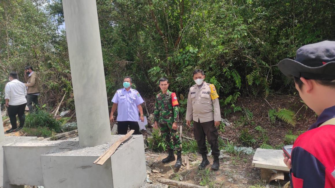 Bhabinkamtibmas Polsek Singkawang Timur Hadiri Pengukuran Ulang Tempat Pembangunan Pintu Gerbang