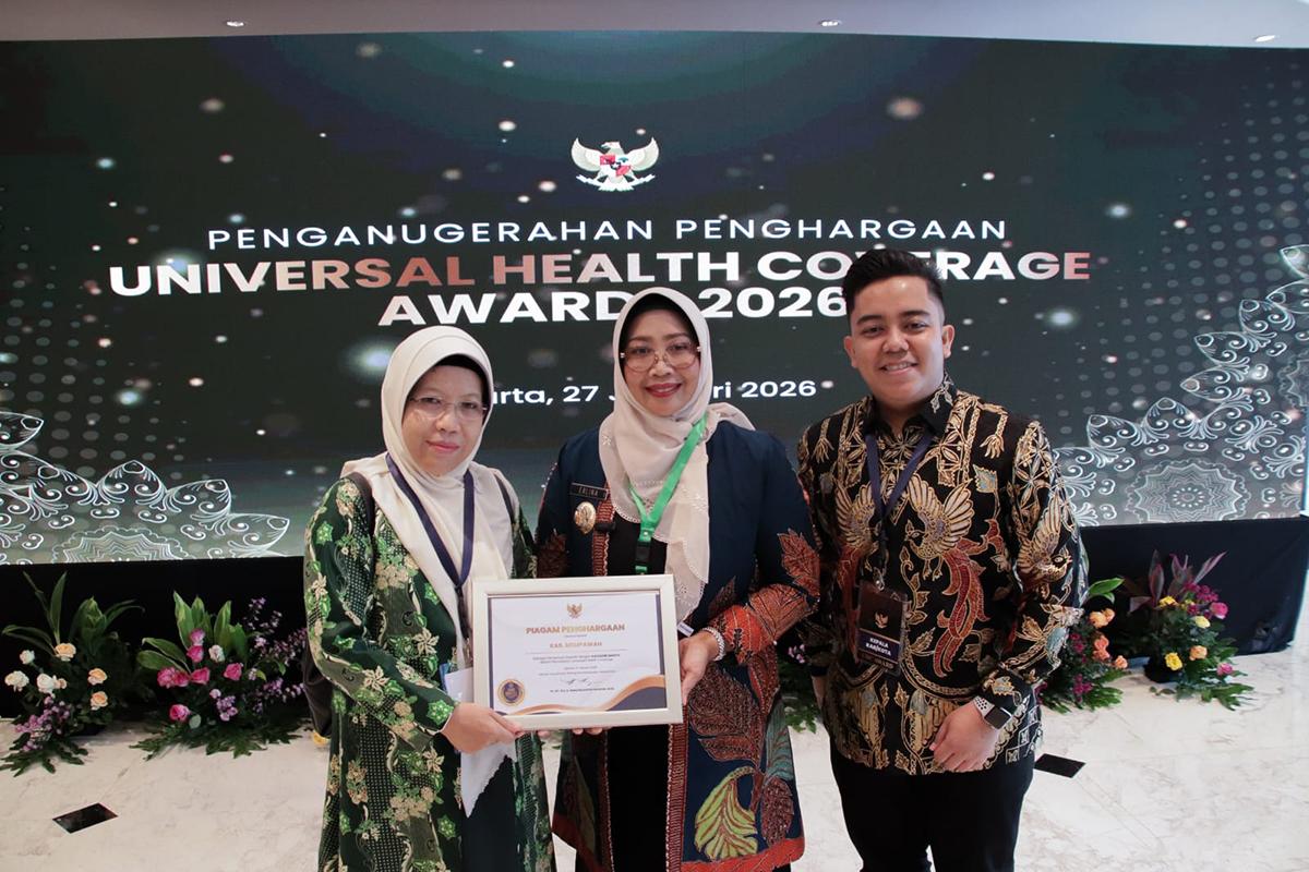 Pemkab Mempawah Terima UHC Award Kategori Madya dari Kemenko PM RI