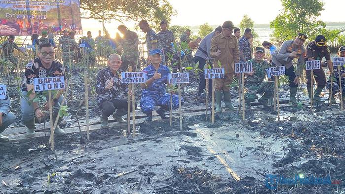 Forkopimda Sambas Tanam Mangrove di Pesisir Pemangkat Demi Cegah Abrasi Pantai