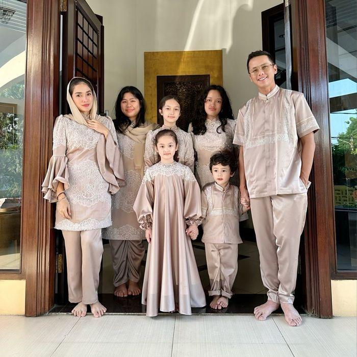 Tetap Cantik Makan Lesehan di Pinggir Jalan, Intip Potret Ussy Sulistiawaty Pamer Badan Mungilnya