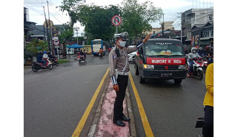 Unit Lantas Polsek Pontianak Utara Tempatkan Personelnya Dilokasi Rawan Macet untuk Urai Kemacetan