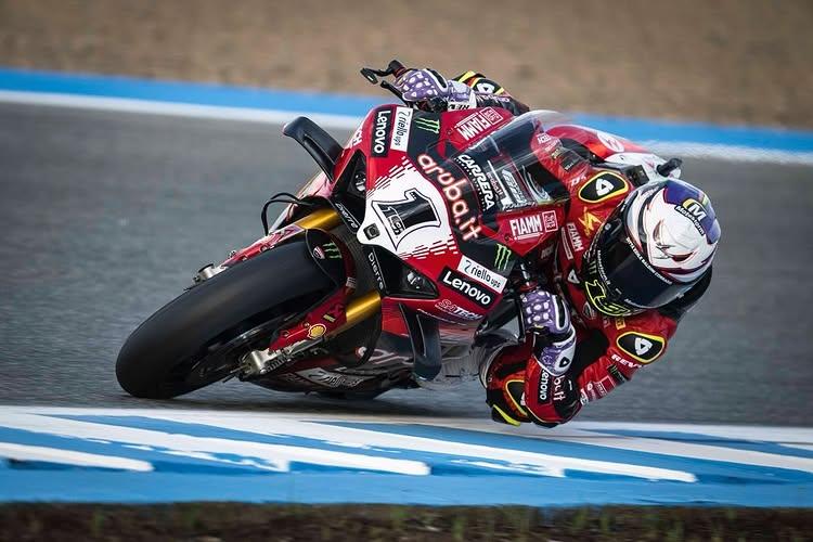 WSBK-2025-Alvaro-Bautista-Temukan-Cara-Baru-Tunggangi-Motor-Ducati-Panigale-V4-untuk-Hadang-Toprak.jpg