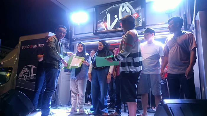 Wabup Sambas Fahrur Rofi Serahkan Sertifikat Usaha Kepada 20 PKL