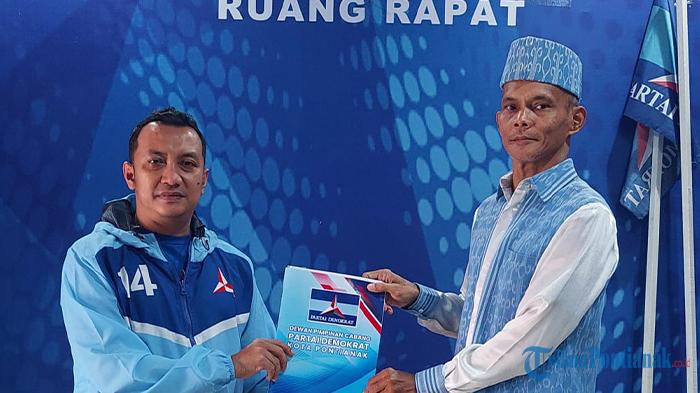 Wahyu-Cundrik-Pamungkas-foto-bersama-pengurus-DPC-Partai-Demokrat.jpg