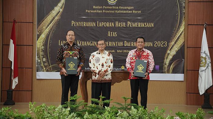 Wahyu-Priyono-saat-foto-bersama-PJ-Bupati-Sanggau5ewr.jpg